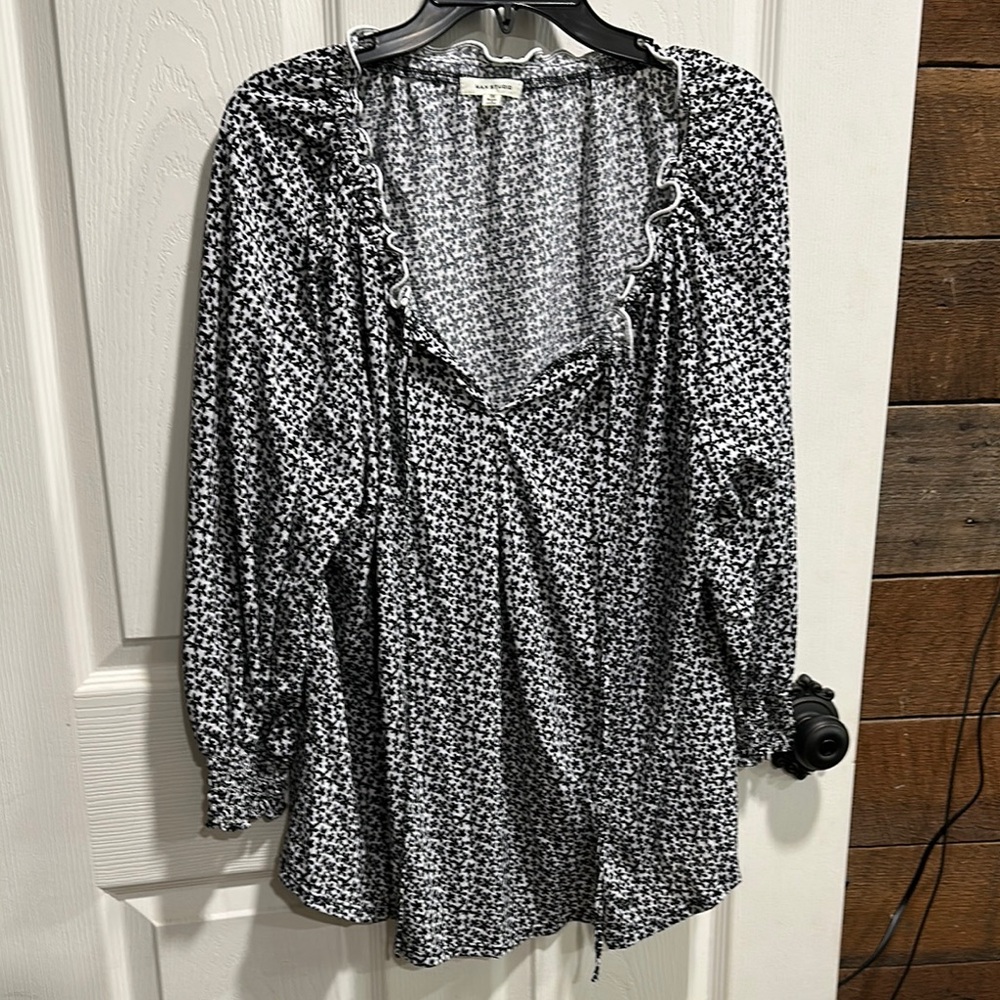 Max Studio Monochrome Ruffle Blouse (G134)